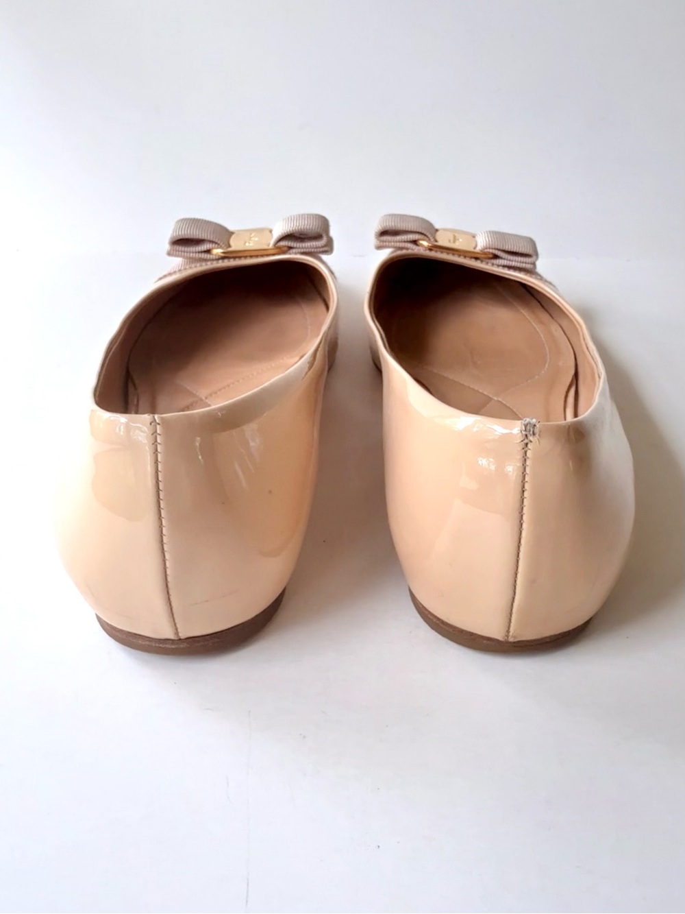 Salvatore Ferragamo Varina Beige Patent Leather Bow Ballet Flats 8.5 - Picture 9 of 16